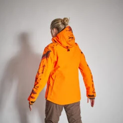 VESTE CHASSE SUPERTRACK FEMME RESISTANTE IMPERMEABLE ORANGE FLUO 500 -Magasin De Plein Air veste chasse supertrack femme resistante impermeable orange fluo 500 2