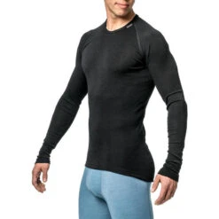 Woolpower Merino Base Layer Crewneck LITE - Noir -Magasin De Plein Air woolpower merino base layer crewneck lite noir 4
